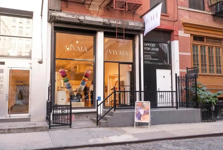 隨著人們的環(huán)保意識不斷增強，人們意識到「快時尚」對環(huán)境的破壞，以美國為首的時尚產(chǎn)業(yè)正在蔓延起一波「可持續(xù)時尚」風潮，短期內(nèi)打著可持續(xù)理念的品牌迅速崛起，并在時尚市場占據(jù)高地。