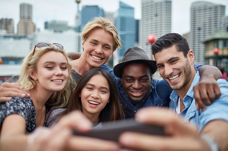 出海品牌千千萬，TikTok平臺占一半。據(jù)平臺數(shù)據(jù)顯示，TikTok大多數(shù)用戶為Z世代（1995年-2009年），隨著年齡的增長，最早一批Z世代現(xiàn)在已經(jīng)29歲了。