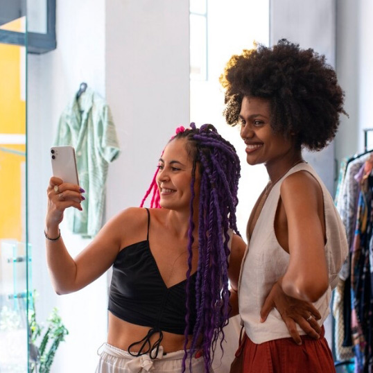 服裝國(guó)外網(wǎng)紅推廣：如何借助全球社交平臺(tái)提升品牌影響力